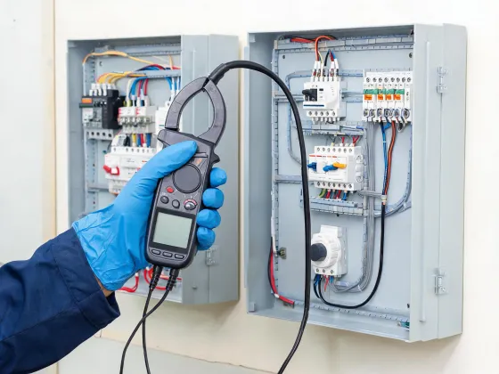 Extech clamp meter measuring an insulated conductor